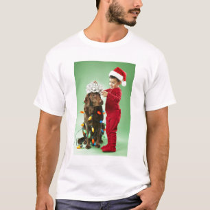 T-shirt Jeune garçon enroulant des lumières de Noël aut