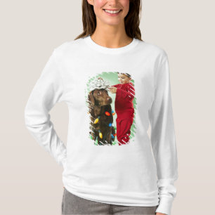 T-shirt Jeune garçon enroulant des lumières de Noël aut
