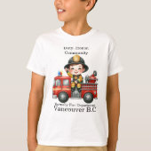 T-shirt Jeune pompier joyeux sur camion rouge (Devant)