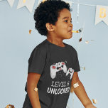 T-shirt Jeux vidéo pour enfants<br><div class="desc">Ces chemises de jeu cool avec deux pads de contrôle de jeu sur un arrière - plan noir,  avec le texte ludique "NIVEAU 6 DÉVERROUILLÉ" et "LEUR NOM ET LEUR ÂGE". Tous les styles et couleurs de police peuvent être modifiés en cliquant sur le lien personnaliser après la personnalisation.</div>