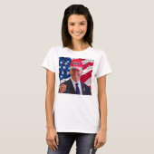 T-shirt Joe biden Portant un Casquette Trump (Devant entier)