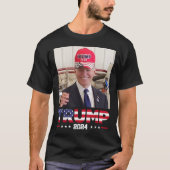 T-shirt Joe Biden Portant Un Casquette Trump (Devant)