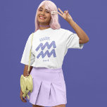 T-shirt Joli Aquarius Astrologie Signal Personnalisé Anniv<br><div class="desc">Ce joli t-shirt d'anniversaire Aquarius,  violet et lavande,  personnalisé,  présente votre signe astrologique du Zodiac dans un magnifique éclat comme les constellations. Customisez ce cadeau mignon avec votre nom dans une belle écriture cursive pour quelqu'un qui a un anniversaire fin janvier ou début février.</div>