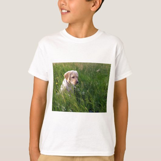 T-shirt Joli chiot Labrador dans l'herbe (Devant)