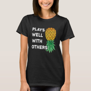 T-shirt Joue Bien Avec D'Autres À L'Extérieur Du Pol D'Ana