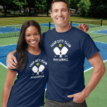 T-shirt Joueur de l'équipe de Pickleball Club personnalisé<br><div class="desc">Debout sur le terrain de pickleball dans ce super t-shirt avec des pagaies croisées, une balle et votre texte personnalisé. Modifiez facilement le libellé pour inclure le nom de votre club de pickleball, le nom du joueur, le nom de l'équipe, la ville ou l'emplacement de votre choix. Modifiez également la...</div>
