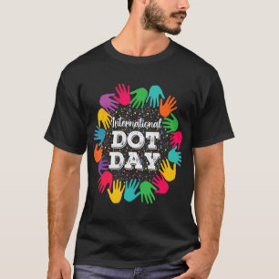 T-shirt Jour international des points colorés avec la main