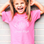 T-shirt Jours de neige moderne minimaliste rose<br><div class="desc">Découvrez la magie ❄️ des journées enneigées avec cette chemise minimaliste, votre compagnon douillet pour des aventures d'hiver ! Déchirez les imprimés volumineux et laissez les doux flocons inspirer votre style. Imaginez une délicate icône de flocon de neige dansant avec élégance, en chuchotant "Laissez le plaisir commencer!" dans les tons...</div>