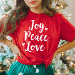 T-shirt Joy Peace Love Rouge Brossé Script Femen Vacances<br><div class="desc">Women's Joy Peace and Love élégant tee - shirt graphique de vacances dans un script moderne blanc brossé avec de mignons accents de coeur. La couleur rouge des t-shirts peut être customisée.</div>