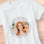 T-shirt Joyeux anniversaire moderne simple photo personnal<br><div class="desc">Ce design simple et moderne est composé de typographie serif et d'ajouter une photo personnalisée. Utilisez cet autocollant comme étiquette cadeau pour le cadeau pour le célébrant d'anniversaire</div>