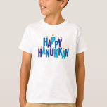 T-shirt Joyeux Hanoukka Candles Holiday<br><div class="desc">Rendre Chanukah spécial et transmettre l'esprit de la saison avec ce t-shirt décoratif. Le message de bienvenue "Happy Hanoukka" est épelé dans les tons bleus. Les lettres servent de menorah avec de petites flammes brûlant sur le dessus de neuf "lettres aux bougies". Disponible avec des produits correspondants.</div>