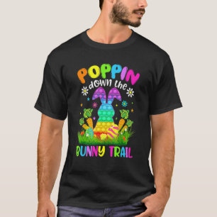 T-shirt Joyeux jour de Pâques en descendant le lapin sur l