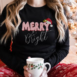 T-shirt Joyeux Pink Rouge Retro 80's Police Santa Hat<br><div class="desc">Ce design mignon, girly Merry & Bright a été créé en utilisant une police de script moderne amusante et ma police de bloc lettrée à la main dans un style rétro des années 80 en rose et rouge. Il présente mon chapeau de Père Noël peint à la main avec des...</div>