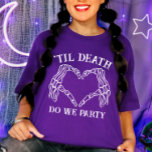 T-shirt Jusqu'À La Mort Fête-Nous Don Pour Bridesmaids Got<br><div class="desc">Offrez-vous l'allure gothique de votre mariage avec notre cadeau "Til Death Do Us Party" pour Bridesmaids T-shirt gothique. Parfaites pour un mariage de conte de fées sombre, ces chemises marient le sentiment classique "jusqu'à ce que la mort nous sépare" avec une touche ludique. Que vous fêtiez avec une mariée ou...</div>