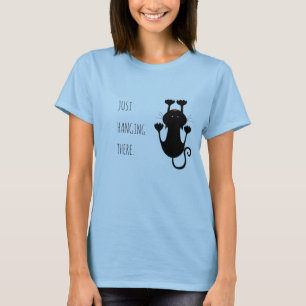 T-shirt Juste accroché là dessin animé de chat noir texte 