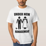 T-shirt Juste marié, sous la nouvelle gestion<br><div class="desc">. .but elles ne prendront jamais… notre FREEDOOOOOM !  Oh attente,  oui elles vont le faire.  Grand gfit pour le marié nouvellement marié ou le célibataire bientôt-à-être-marié.</div>