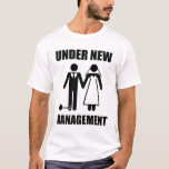 T-shirt Juste marié, sous la nouvelle gestion<br><div class="desc">. .but elles ne prendront jamais… notre FREEDOOOOOM !  Oh attente,  oui elles vont le faire.  Grand gfit pour le marié nouvellement marié ou le célibataire bientôt-à-être-marié.</div>