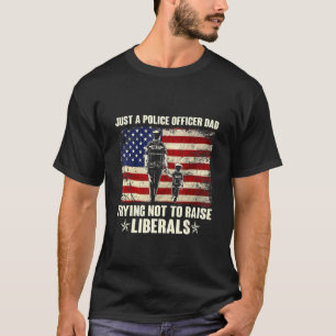 T-shirt Juste un père policier essayant de ne pas élever L