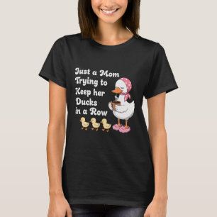 T-shirt Juste une maman essayant de garder ses canards en 