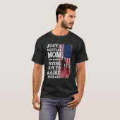 T-shirt Juste Une Maman Régulière Essayant De Ne Pas Éleve (Devant entier)
