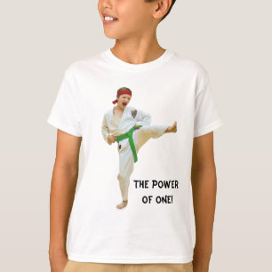 T-shirt Karaté donnant un coup de pied, ceinture verte,
