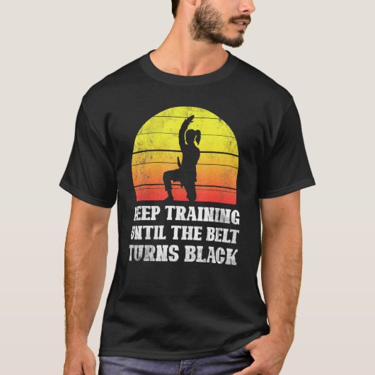 T-shirt Keep Training Until The Belt Turns Black Retro Kar (Devant)