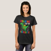 T-shirt Kids Kindergarten Graduation Roaring Out Of Kinder (Devant entier)
