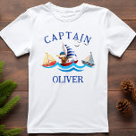 T-shirt Kids Nautical Boat Captain Personnalisé<br><div class="desc">Ce design personnalisé,  mignon et joyeux,  comprend 3 bateaux nautiques aux couleurs différentes qui croisent dans une mer ondulée. L'un des bateaux est dirigé par votre cher capitaine dont le nom est sur la conception.</div>
