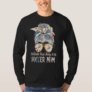 T-shirt Kinda Occupé Être Un Soccer Maman Messy Cheveux Bu