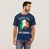 T-shirt Kiss Me Im a Linu Engineer Shamrock St patrick (Devant entier)