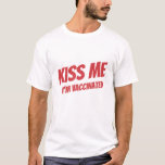 T-shirt Kiss Me Je suis Vacciné Moderne Mignonne Citation<br><div class="desc">"Kiss Me I'm Vaccination" en typographie sans serif moderne,  mignonne et simple</div>