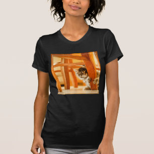 T-shirt Kitty sous la chaise