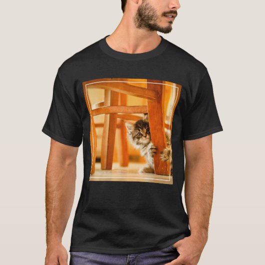 T-shirt Kitty sous la chaise (Devant)