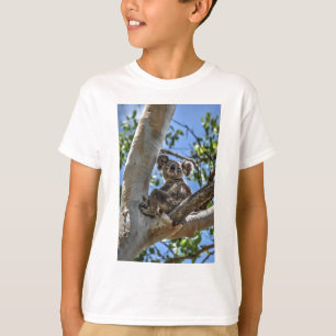 T-SHIRT KOALA DANS DES EFFETS D'ART DE L'AUSTRALIE D'ARBRE