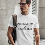 T-shirt La corrélation n'est pas égale à la cause<br><div class="desc">La corrélation n'implique pas la causalité. Ce n'est pas parce qu'il y a une corrélation entre deux variables que l'une CAUSE l'autre. Un grand cadeau pour les scientifiques.</div>