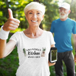 T-shirt La cuisine moderne de grand-mère est toujours ouve<br><div class="desc">Bienvenue dans la cuisine de grand-mère, où l'amour et la chaleur sont toujours au menu ! Dégustez votre grand-mère préférée avec ce cadeau de charme de Zazzle. Que ce soit pour la Fête des Mères, son anniversaire, ou juste pour témoigner de sa gratitude, cet article réfléchi va certainement lui apporter...</div>