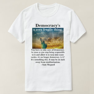 T-shirt La démocratie est une chose très fragile.