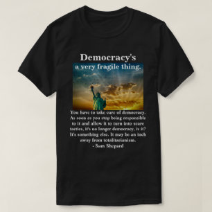 T-shirt La démocratie est une chose très fragile.