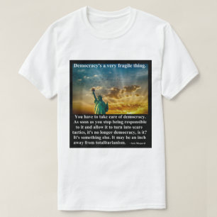 T-shirt La démocratie est une chose très fragile.