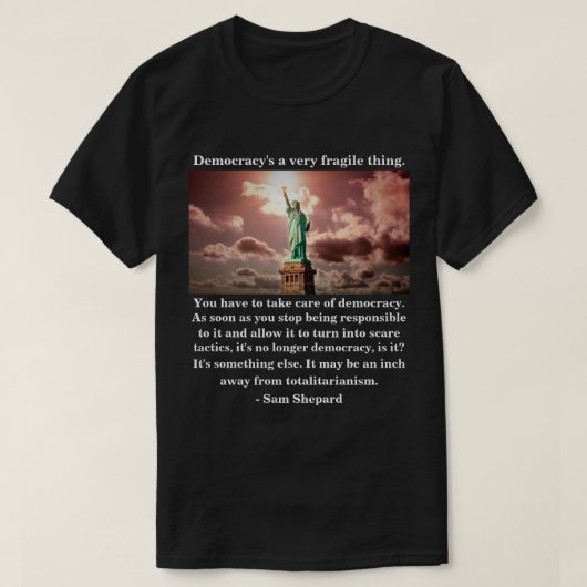 T-shirt La démocratie est une chose très fragile. (Design devant)