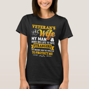 T-shirt La femme du vétéran Mon homme risque sa vie pour s