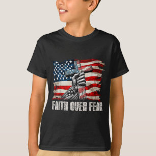 T-shirt La foi sur la peur - Croix et drapeau américain