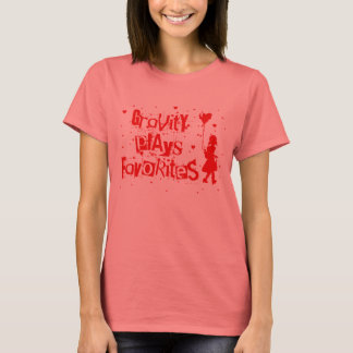 T-shirt la gravité joue des favoris. fille avec ballon car