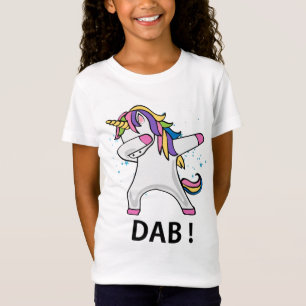 T-Shirt La licorne tamponnante mignonne de filles tient le