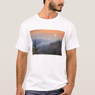 T-shirt La lune est suspendue dans le ciel au-dessus de la