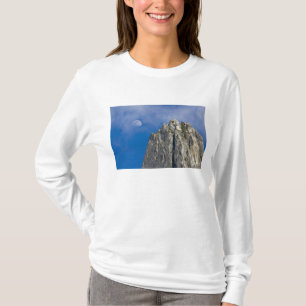 T-shirt La lune se lève et brille à travers les nuages