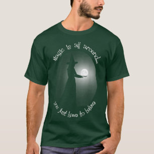 T-shirt La magie de la sorcière Holding Moon est tout auto
