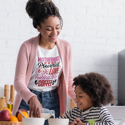T-shirt La maternité alimentée par l'amour et le café