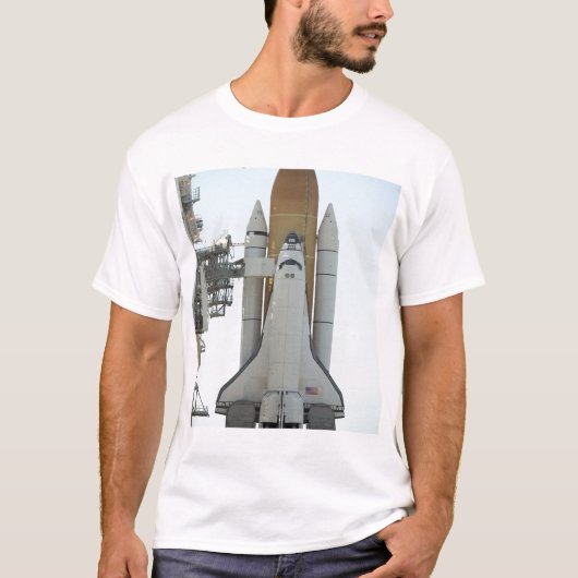 T-shirt La navette spatiale Atlantis se trouve sur le lanc (Devant)