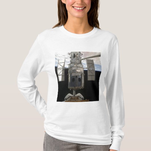 T-shirt La navette spatiale du télescope spatial Hubble At (Devant)